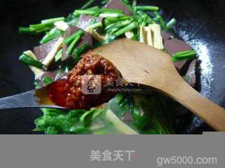 韭菜腐竹煮鸭血的做法步骤：8