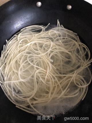 热干面的做法步骤：2