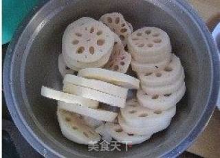 莲藕排骨汤的做法步骤：3