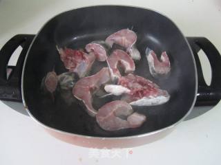 【湖北】财鱼焖藕的做法步骤：4