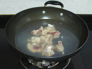 黑豆莲藕排骨汤的做法步骤：2