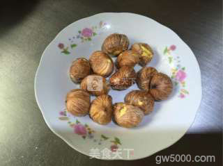 香菇板栗鸡腿煲的做法步骤：1