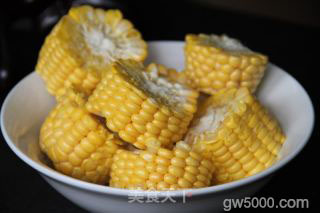 排骨玉米莲藕汤的做法步骤：1