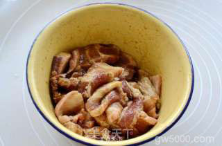 五香荷叶粉蒸肉的做法步骤：2