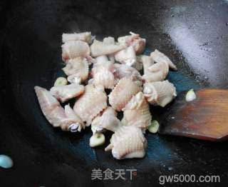 板栗鸡翅煲的做法步骤：4