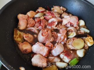 电锅版三杯鸡的做法步骤：4