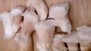 咖喱烧板栗鸡的做法步骤：2