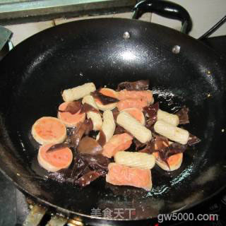 小炒鱼.肉卷的做法步骤：3
