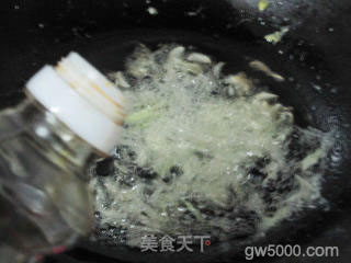 家常鲜河虾炒粉的做法步骤：3