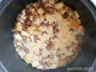 羊肉土豆焖饭（懒人电饭锅版）的做法步骤：8
