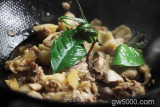 赣州菜肴三杯鸡的做法的做法步骤：4