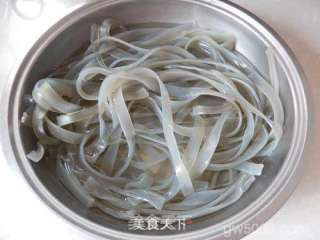 鱼头粉皮煲的做法步骤：2
