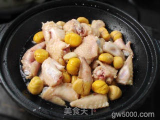 板栗鸡翅煲的做法步骤：6