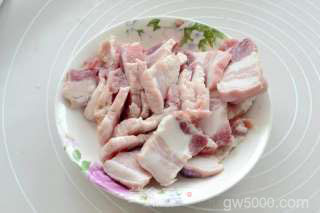 五香荷叶粉蒸肉的做法步骤：1