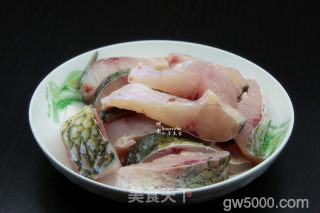 豆参煮鱼的做法步骤：1