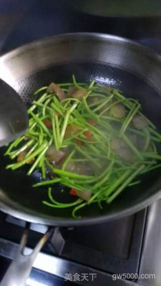 藜蒿炒腊肉的做法步骤：5