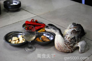 莲花血鸭的做法步骤：1