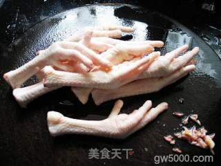 花生眉豆鸡脚汤的做法步骤：2