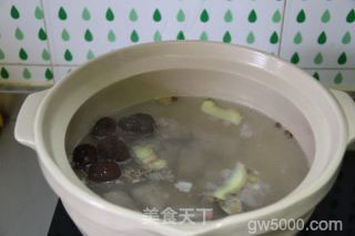 排骨玉米莲藕汤的做法步骤：7