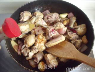 用九层塔点亮名菜的醇香诱人-----三杯鸡饭的做法步骤：6