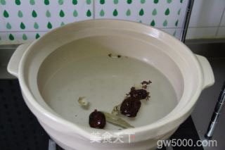 排骨玉米莲藕汤的做法步骤：6