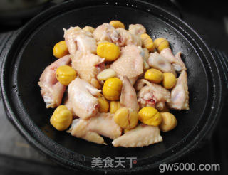 板栗鸡翅煲的做法步骤：5