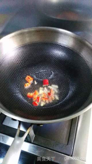 藜蒿炒腊肉的做法步骤：3