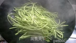 藜蒿炒腊肉的做法步骤：4