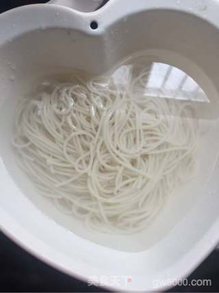凉拌米粉的做法步骤：3
