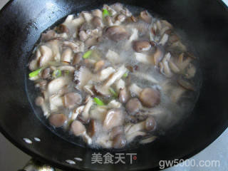 菌菇汤的做法步骤：6