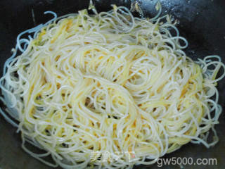 家常鲜河虾炒粉的做法步骤：5