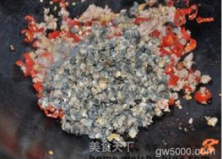 自制浓郁江西风味咸香下饭的猪肉田螺辣椒酱的做法步骤：8