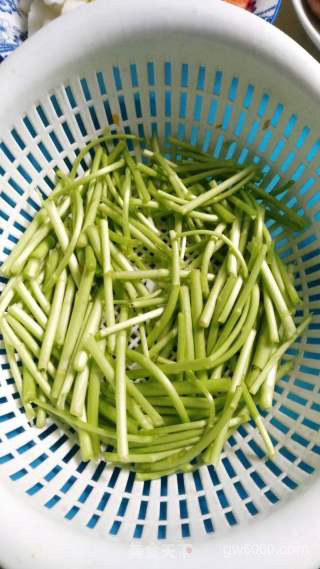 藜蒿炒腊肉的做法步骤：1