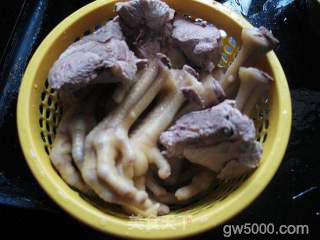 花生眉豆鸡脚汤的做法步骤：7
