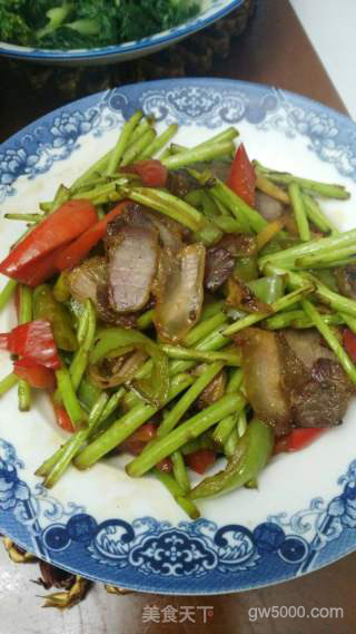 藜蒿炒腊肉的做法步骤：6