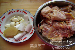 三杯鸡的做法步骤：1