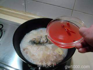 冬季泡菜吃法“酸汤鱼头”的做法步骤：7