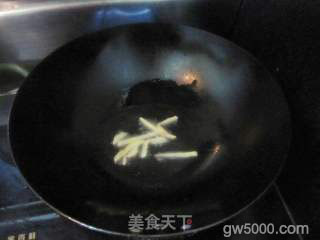 青蒜炒腊肉的做法步骤：3
