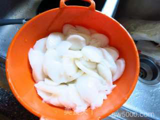 虾仁辣白菜年糕汤的做法步骤：2