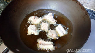 果香糖醋排骨的做法步骤：1