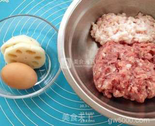 红烧狮子头的做法步骤:1