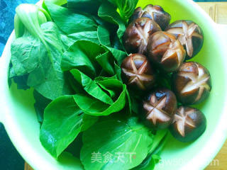 香菇油菜的做法步骤:1