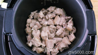 不加一滴水的苏式红烧肉的做法步骤：4