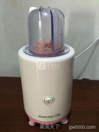 红烧狮子头的做法步骤：1