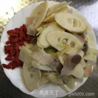 苏州鸡头米炒春笋咸肉片的做法步骤：5