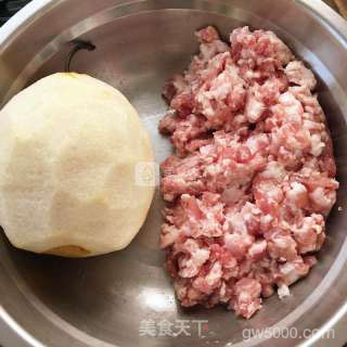 雪梨狮子头的做法步骤：1