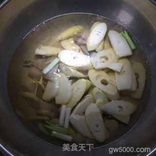 苏州鸡头米炒春笋咸肉片的做法步骤：4