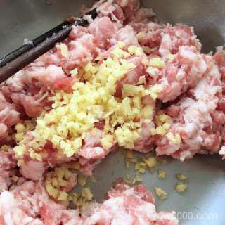 雪梨狮子头的做法步骤：3