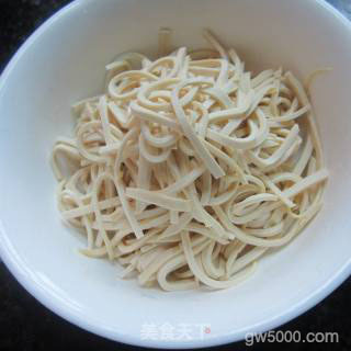 烫干丝的做法步骤：4