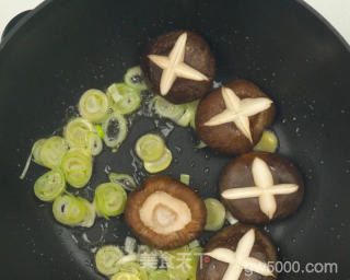 红烧狮子头的做法步骤：8